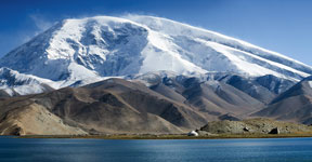 Il Muztagh Ata, 7546 m, sullo sfondo del lago Kara Kul