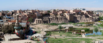 Le mura (ricostruite) dei quartieri vecchi (rifatti) di Kashgar