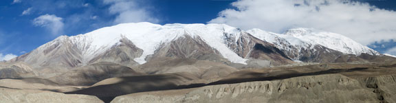 Il massiccio del Kongur Tagh, 7719 m, fotografato dal lago di Kara Kul