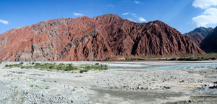 Montagne rosse al termine della Karakorum Highway