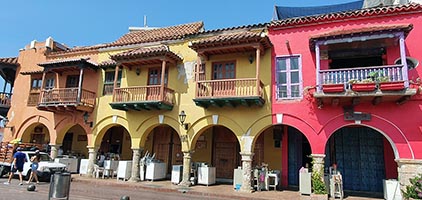 Cartagena, case a colori vivaci in Plaza de la Aduana