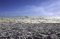 Vulcani all'orizzonte tra le nubi dalla cima del Chimborazo
