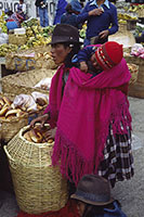 Madre con bambino al mercato