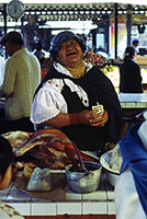 Mercato di Otavalo: venditrice di carne