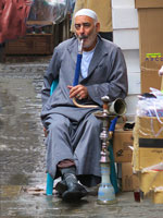 Cairo vecchia: fumatore di narghilè