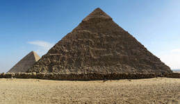 La Piramide di Chefren e di Cheope in lontananza