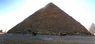 La Piramide di Cheope in controluce