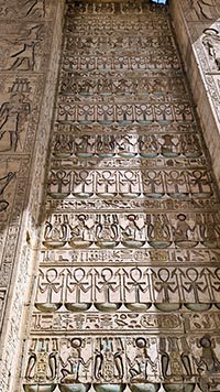 Dettaglio bassorilievi interni al portale sud del tempio di Karnak