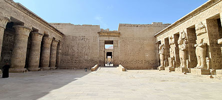 II Pilone del tempio di Medinet Habu con bassorilievi di Ramses III