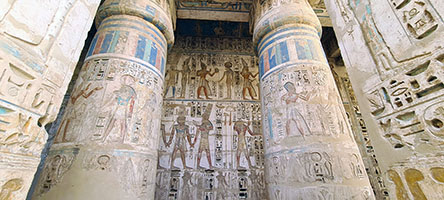 Colonne a fusto di papiro nel tempio di Medinet Habu