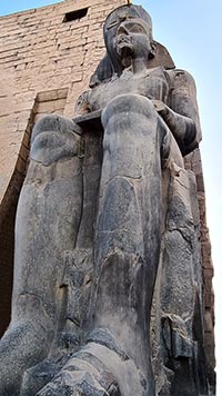 Statua gigante di Ramses II a Luxor