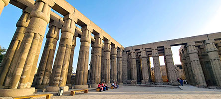 Interno del tempio di Luxor al tramonto