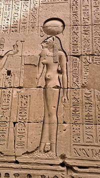 La dea leonessa della guerra Sekhmet raffigurata nelle mura esterne del tempio di Edfu