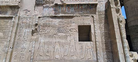 Tempio di Kôm Ombo, Thot e Horus benediscono un faraone tolemaico