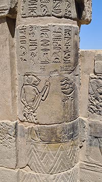  Musico scimmiesco al tempio di Hathor a File
