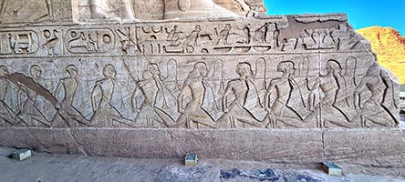 Zoccolo esterno del tempio di Ramses II ad Abu Simbel raffigurante prigionieri