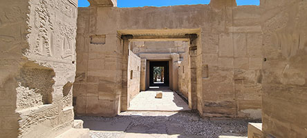 Prospettiva nel tempio funerario di Seti I a Luxor