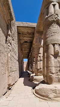 Colonnato all'ingresso del tempio funerario di Seti I a Luxor