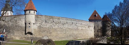 Panoramica antica cinta della mura medioevali di Tallinn