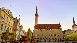 Il municipio di Tallinn al tramonto