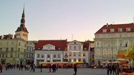 Piazza Raekoja al tramonto