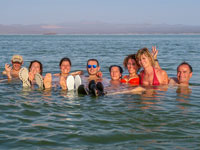 Gruppo al bagno nel lago Afrera