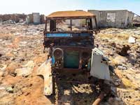 Jeep arrugginita alla miniera italiana abbandonata a Dallol