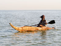 Piroga di pescatore sul lago Tana