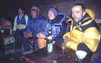 Marco, Sandra, Dowa in una tenda tibetana