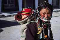 Donna tibetana con bambino