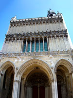 La facciata della cattedrale di Digione