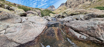Bagno nelle acque cristalline del torrente Golu, tra le dalles di granito rosa