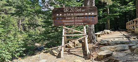 Il cartello che segnala l'inizio del GR20 sud nei pressi di Vizzavona