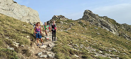 Maria, Roberta, Gabriella e Simona in marcia su una cresta