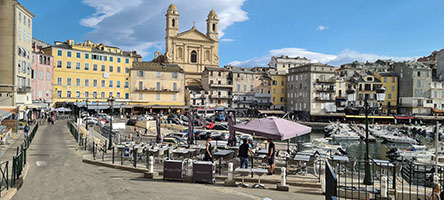 Il porto vecchio di Bastia con la cattedrale di San Giovanni Battista