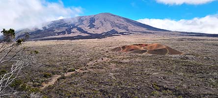 Il conetto vulcanico Formica Leo davanti al massiccio vulcano Piton de la Fournaise