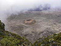 Il conetto vulcanico Formica Leo all'interno della caldera del Piton de la Fournaise