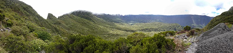 Panorama a 180° a ovest sull'interno del circo di Mafate dal col des Bœufs