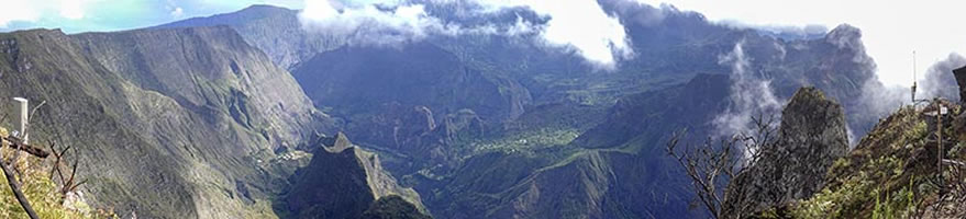 Panorama a 180° a est sull'interno del circo di Mafate da Maido