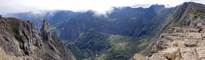 Panorama a 180° a est sull'interno del circo di Mafate dal mirador di Maido