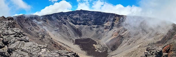 Panorama a 180° sull'interno del cratere principale del Piton de la Fournaise