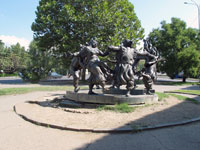 Statue danzanti lungo la Baratashvili
