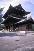 La porta in legno a due piani San-mon al tempio di Nanzen-ji a Kyoto