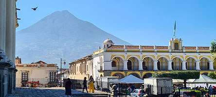 La piazza Mayor di Antigua. sullo sfondo il vulcano Agua