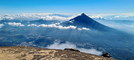 Il vulcano Agua visto dalla vetta del vulcano Acatenango