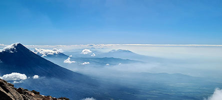 Vetta del vulcano Agua, 3761 m, vista dalla vetta del vulcano Acatenango