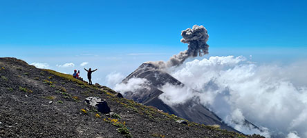 Il vulcano di Fuoco in eruzione visto dalla vetta del vulcano Acatenango