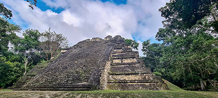 La grande Piramide del Mundo Perdido a Tikal