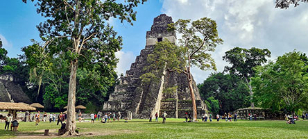 La Grande Piazza di Tikal col tempio I o del Gran Giaguaro
