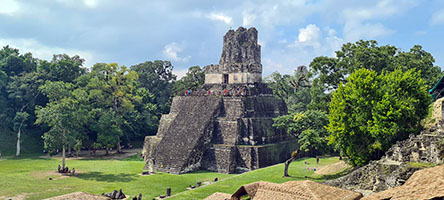 Tempio II o delle Maschere nella Grande Piazza di Tikal